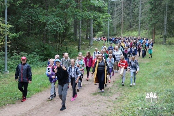 Skolēni dodas patriotiskā pārgājienā