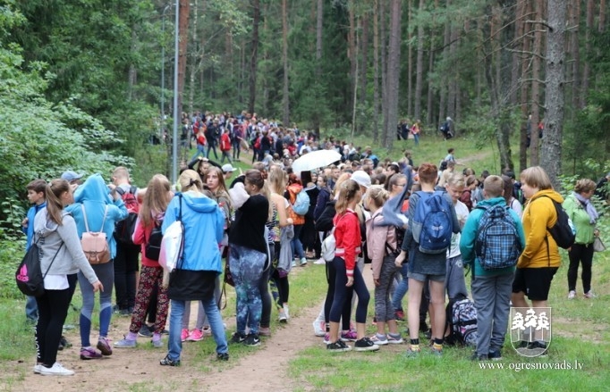 Skolēni dodas patriotiskā pārgājienā