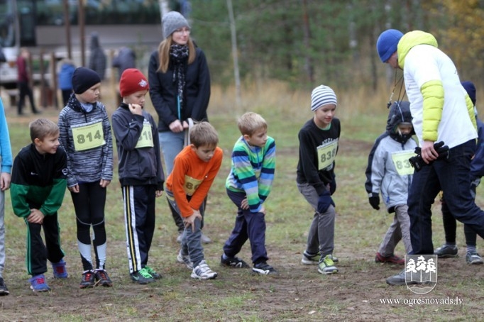 Vairāk nekā 200 skrējēju piedalās "Zilo kalnu rudens krosā 2015"