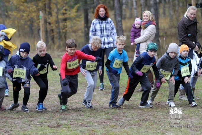 Vairāk nekā 200 skrējēju piedalās "Zilo kalnu rudens krosā 2015"