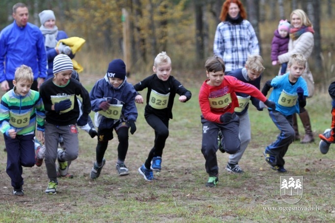 Vairāk nekā 200 skrējēju piedalās "Zilo kalnu rudens krosā 2015"