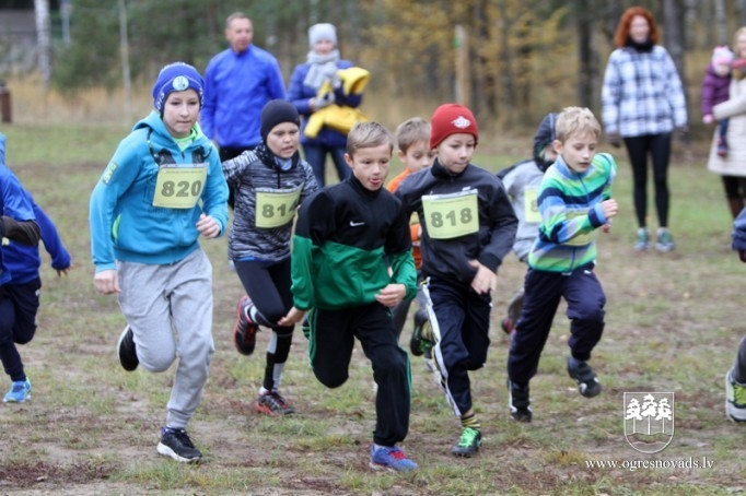 Vairāk nekā 200 skrējēju piedalās "Zilo kalnu rudens krosā 2015"