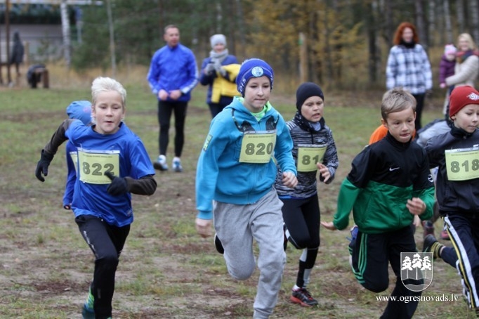 Vairāk nekā 200 skrējēju piedalās "Zilo kalnu rudens krosā 2015"