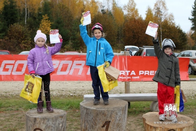 Vairāk nekā 200 skrējēju piedalās "Zilo kalnu rudens krosā 2015"