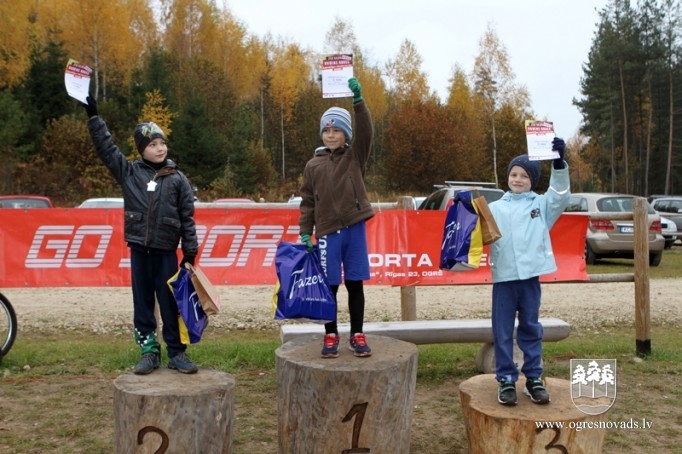 Vairāk nekā 200 skrējēju piedalās "Zilo kalnu rudens krosā 2015"