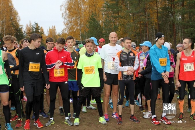 Vairāk nekā 200 skrējēju piedalās "Zilo kalnu rudens krosā 2015"