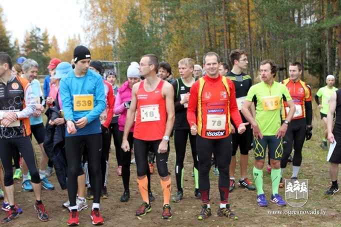 Vairāk nekā 200 skrējēju piedalās "Zilo kalnu rudens krosā 2015"