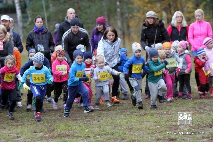 Vairāk nekā 200 skrējēju piedalās "Zilo kalnu rudens krosā 2015"