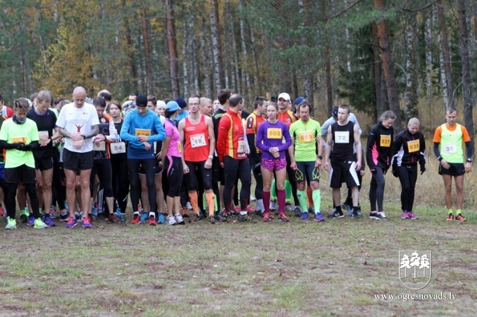Vairāk nekā 200 skrējēju piedalās "Zilo kalnu rudens krosā 2015"