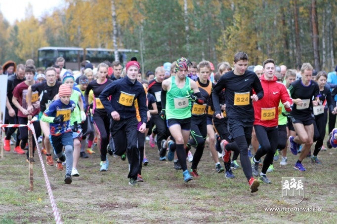 Vairāk nekā 200 skrējēju piedalās "Zilo kalnu rudens krosā 2015"