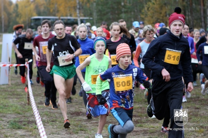 Vairāk nekā 200 skrējēju piedalās "Zilo kalnu rudens krosā 2015"