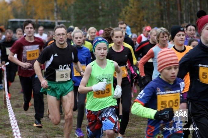 Vairāk nekā 200 skrējēju piedalās "Zilo kalnu rudens krosā 2015"