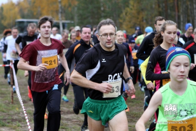 Vairāk nekā 200 skrējēju piedalās "Zilo kalnu rudens krosā 2015"