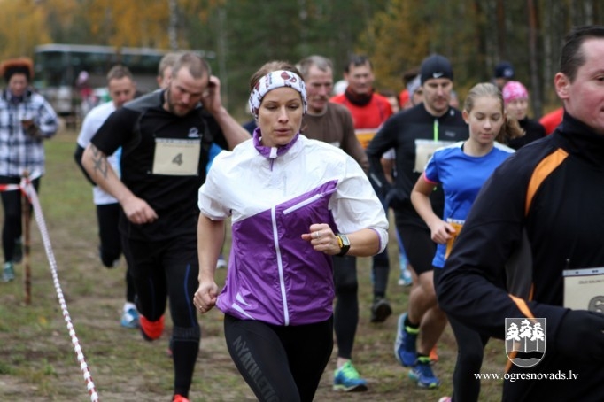 Vairāk nekā 200 skrējēju piedalās "Zilo kalnu rudens krosā 2015"