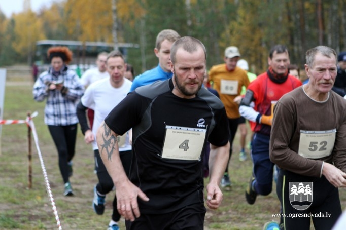 Vairāk nekā 200 skrējēju piedalās "Zilo kalnu rudens krosā 2015"