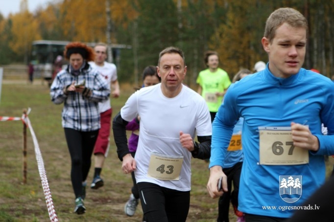Vairāk nekā 200 skrējēju piedalās "Zilo kalnu rudens krosā 2015"