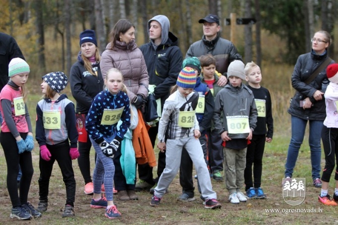 Vairāk nekā 200 skrējēju piedalās "Zilo kalnu rudens krosā 2015"
