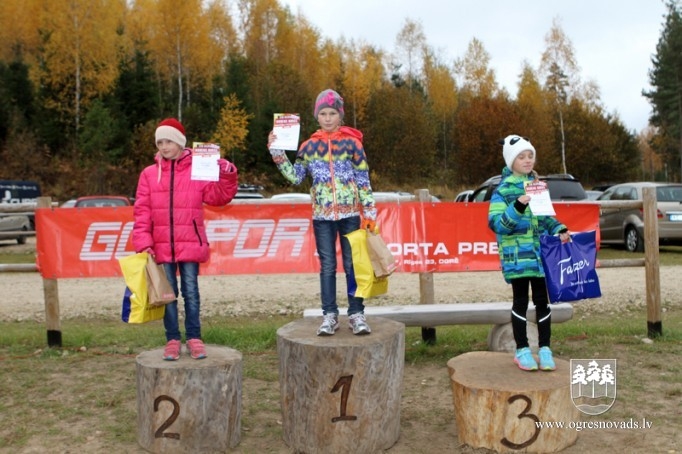Vairāk nekā 200 skrējēju piedalās "Zilo kalnu rudens krosā 2015"