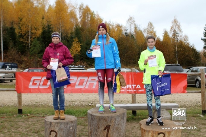 Vairāk nekā 200 skrējēju piedalās "Zilo kalnu rudens krosā 2015"