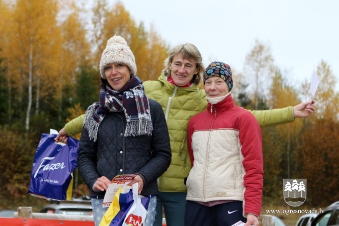 Vairāk nekā 200 skrējēju piedalās "Zilo kalnu rudens krosā 2015"