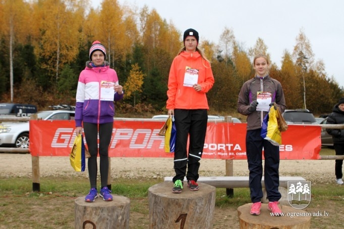 Vairāk nekā 200 skrējēju piedalās "Zilo kalnu rudens krosā 2015"