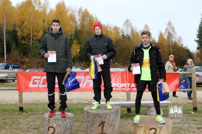 Vairāk nekā 200 skrējēju piedalās "Zilo kalnu rudens krosā 2015"