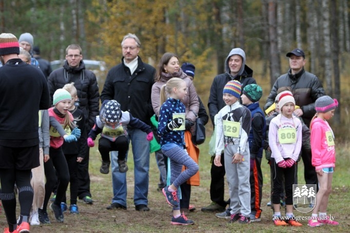 Vairāk nekā 200 skrējēju piedalās "Zilo kalnu rudens krosā 2015"