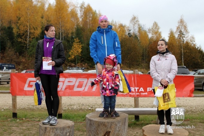 Vairāk nekā 200 skrējēju piedalās "Zilo kalnu rudens krosā 2015"