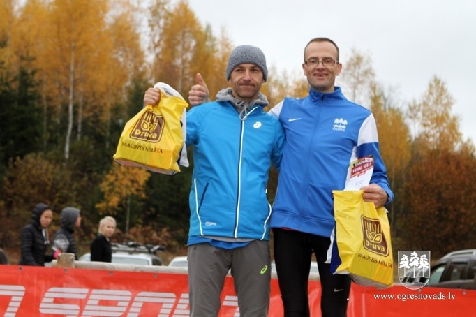 Vairāk nekā 200 skrējēju piedalās "Zilo kalnu rudens krosā 2015"
