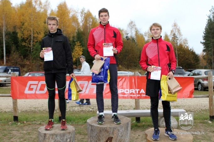 Vairāk nekā 200 skrējēju piedalās "Zilo kalnu rudens krosā 2015"
