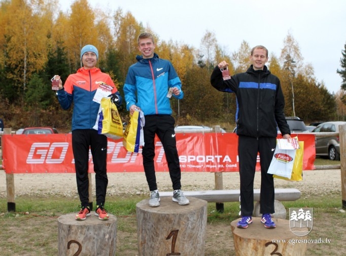 Vairāk nekā 200 skrējēju piedalās "Zilo kalnu rudens krosā 2015"