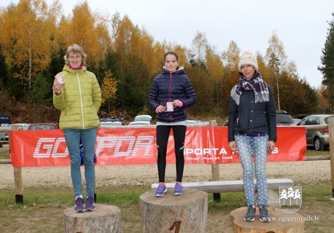 Vairāk nekā 200 skrējēju piedalās "Zilo kalnu rudens krosā 2015"