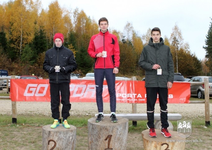 Vairāk nekā 200 skrējēju piedalās "Zilo kalnu rudens krosā 2015"