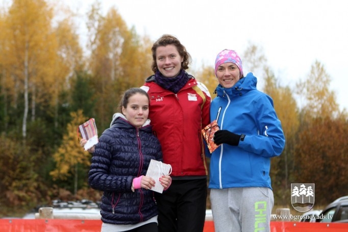 Vairāk nekā 200 skrējēju piedalās "Zilo kalnu rudens krosā 2015"