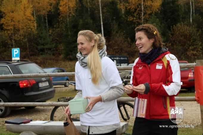 Vairāk nekā 200 skrējēju piedalās "Zilo kalnu rudens krosā 2015"