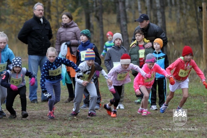 Vairāk nekā 200 skrējēju piedalās "Zilo kalnu rudens krosā 2015"