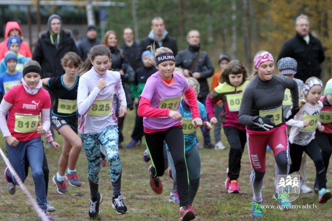 Vairāk nekā 200 skrējēju piedalās "Zilo kalnu rudens krosā 2015"