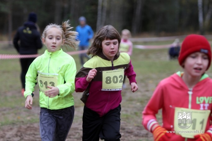 Vairāk nekā 200 skrējēju piedalās "Zilo kalnu rudens krosā 2015"