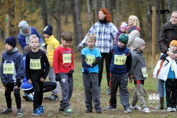 Vairāk nekā 200 skrējēju piedalās "Zilo kalnu rudens krosā 2015"