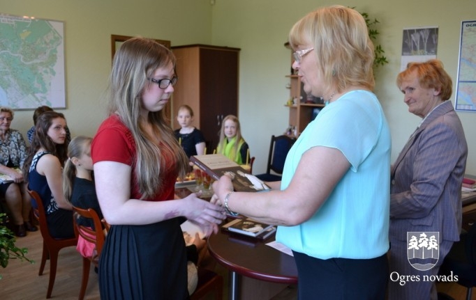 Apbalvo zīmējumu konkursa “No mājām izraidītie” uzvarētājus