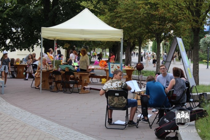 Pirmo skolas dienu Ogrē ievada Zinī BUMS
