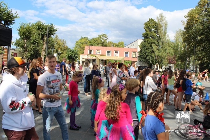 Pirmo skolas dienu Ogrē ievada Zinī BUMS