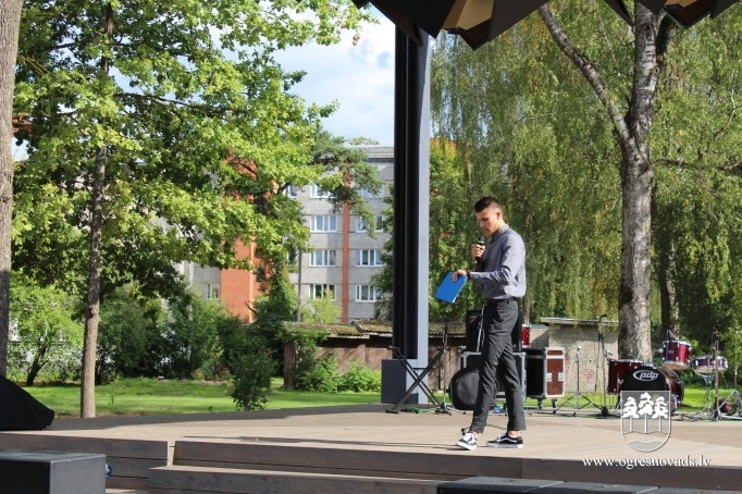 Pirmo skolas dienu Ogrē ievada Zinī BUMS