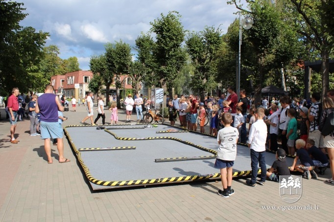 Pirmo skolas dienu Ogrē ievada Zinī BUMS