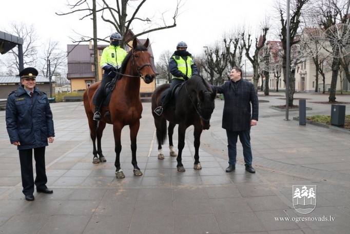 Ogres ielās – policijas zirgu patruļa