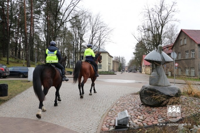 Ogres ielās – policijas zirgu patruļa