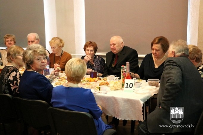 Pensionāri un invalīdi tiekas svētku ballē