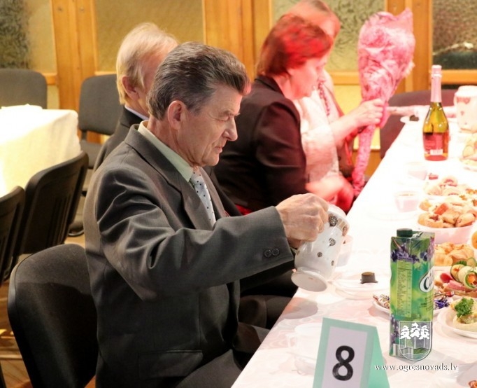 Pensionāri un invalīdi tiekas svētku ballē
