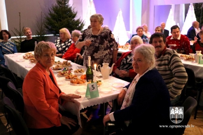 Pensionāri un invalīdi tiekas svētku ballē