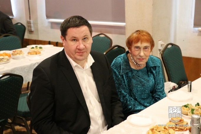 Pensionāri un invalīdi tiekas svētku ballē